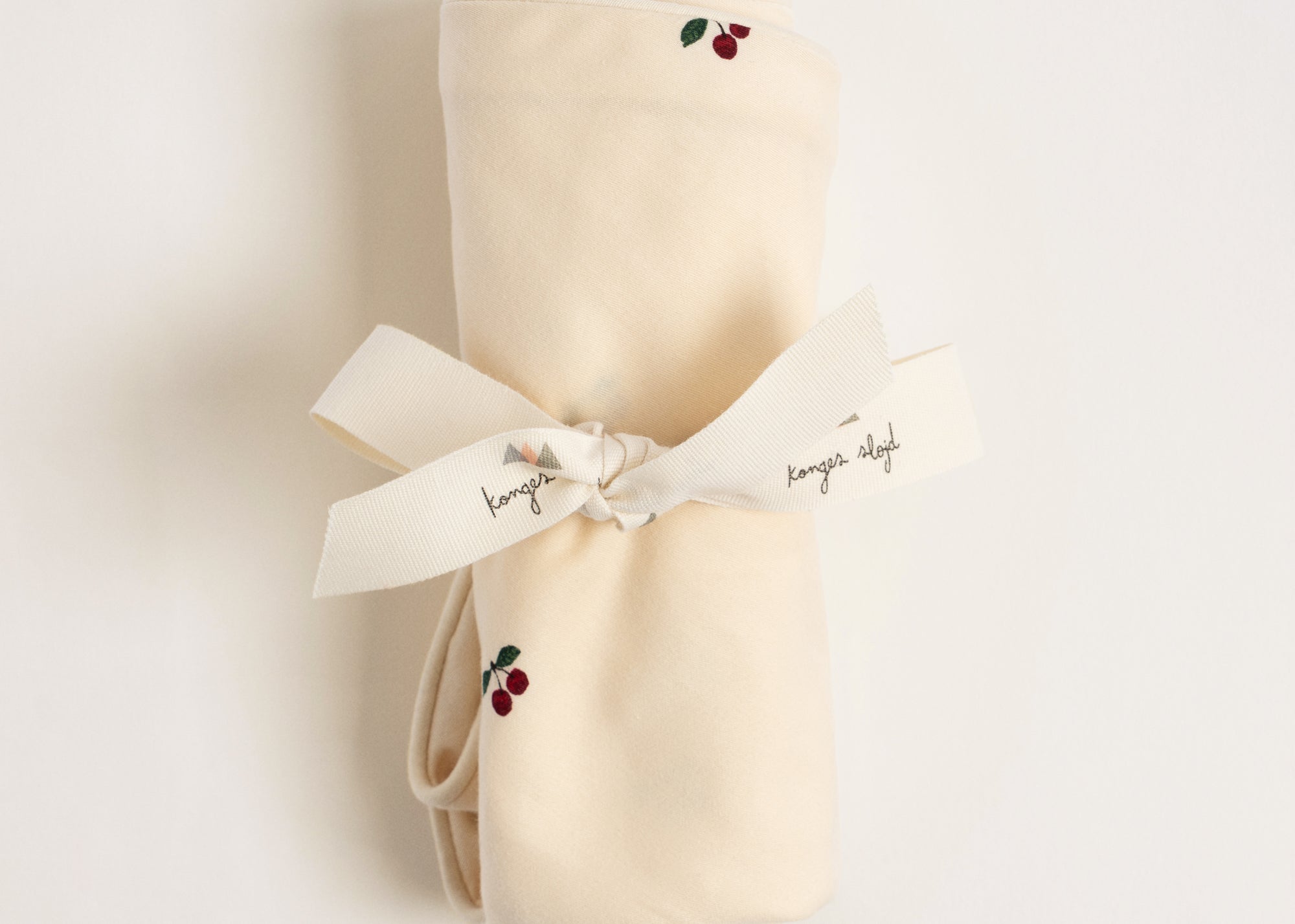 Konges Sløjd A/S NURSING PILLOW & COVERS cherry
